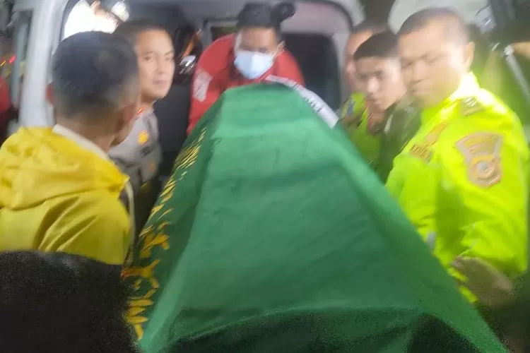 Jenazah korban kecelakaan di Gerbang Tol Ciawi Bogor yang sudah teridentifikasi dipulangkan dari RSUD Ciawi, Kabupaten Bogor, Rabu, 5 Februari 2025 malam. (Panca/Metropolitan)