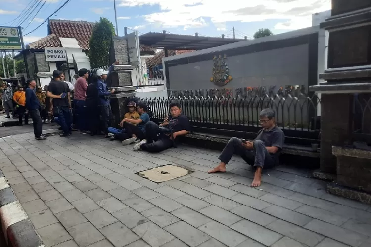 Sejumlah awak media yang melakukan peliputan di Kejaksaan Negeri Purwakarta, Rabu 5 Februari 2024. (Foto: metropolitan)