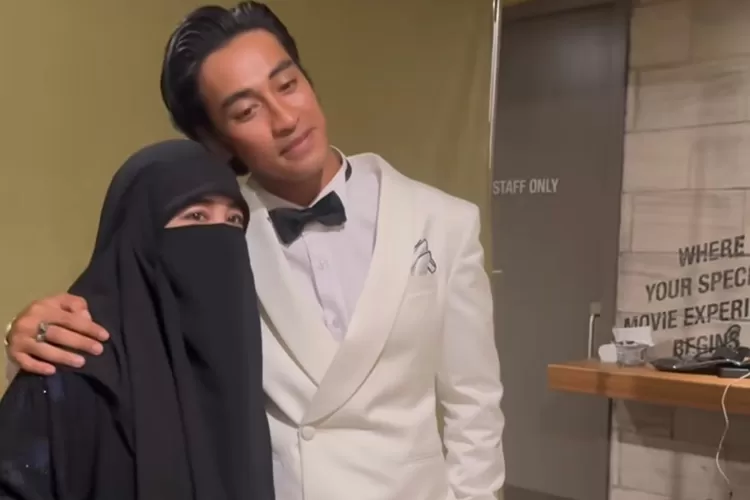 Umi Pipik bersama dengan putranya Abidzar Al Ghifari. (Instagram/@_umi_pipik_)