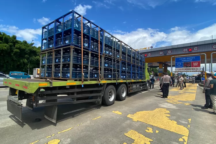 Polisi saat melakukan ilah TKP kecelakaan di Gerbang Tol Ciawi Bogor, Rabu, 5 Februari 2015. (Fadli)