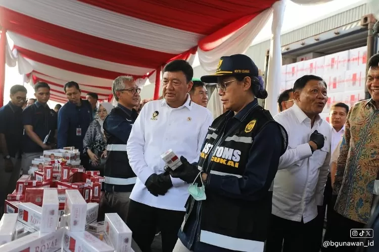 Potret Menko Polkam RI Budi Gunawan bersama Menkeu RI Sri Mulyani dalam pengungkapan kasus penyelundupan barang impor dalam konferensi pers di Surabaya, Jawa Timur, pada Rabu, 5 Februari 2025.  (ist)