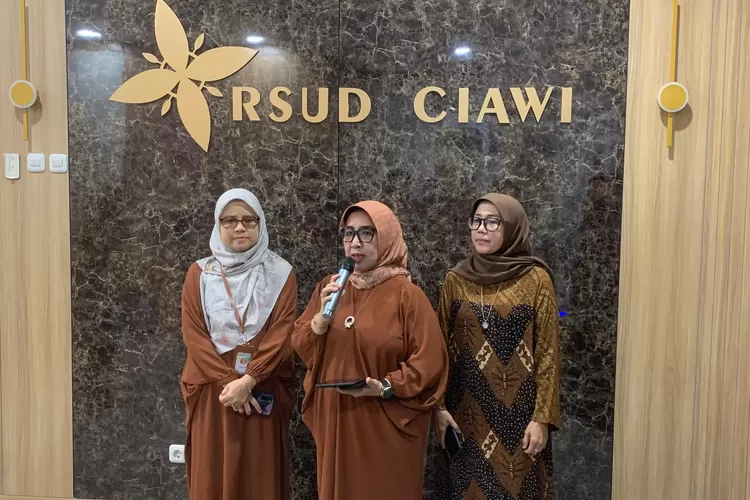 Direktur utama RSUD Ciawi Fusia Meidyawati saat memberikan keterangan pers terkait kondisi korban selamat kecelakaan di Gerbang Tol Ciawi Bogor yang masih jalani perawatan. (Panca)