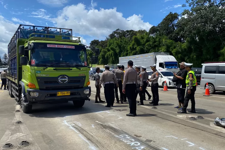 Polisi saat melakukan olah TKP kecelakaan di Gerbang Tol Ciawi Bogor, Rabu, 5 Februari 2025. (Fadli)