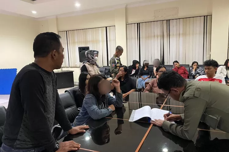 Satpol PP Kabupaten Bogor mengamankan sejumlah perempuan yang diduga PSK saat razia di Cibinong dan Sukaraja, Kamis, 6 Februari 2024. (Satpol PP)