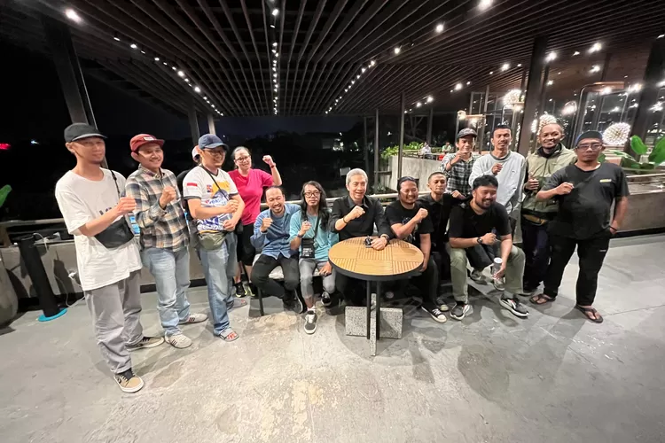 Jajaran pengurus PFI Bogor swafoto bersama Wali Kota Bogor terpilih, Dedie A Rachim. 