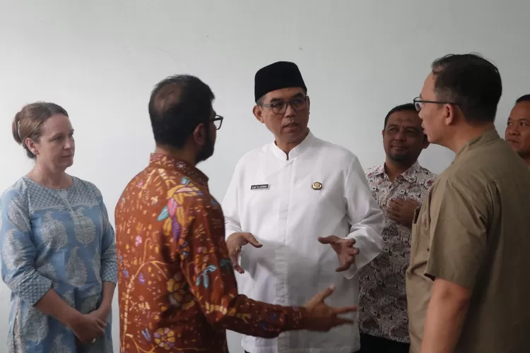 Sekda Kabupaten Bogor Ajat Rochmat Jatnika menerima kunjungan Tim MEL BRAC Global di Graha Pancakarsa, Cibinong, Kamis, 6 Februari 2025. (Diskominfo)