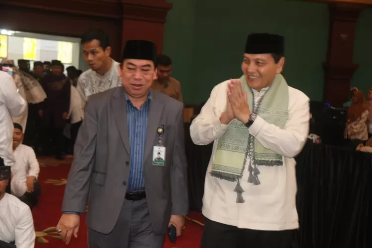 Pj Bupati Bogor Bachril Bakri (kanan) saat Peringatan Isra Miraj 1446 Hijriyah tingkat Kabupaten Bogor di Gedung Tegar Beriman, Kamis, 6 Februari 2025. (Diskominfo)