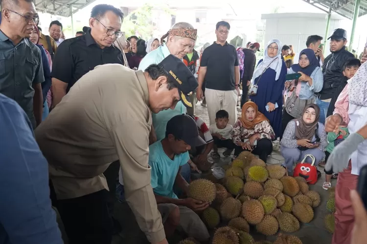 Pj Bupati Bogor Bachril Bakri saat menghadiri Festival Durian di Alun-alun Kecamatan Leuwiliang, Sabtu, 8 Februari 2025. (Diskominfo)