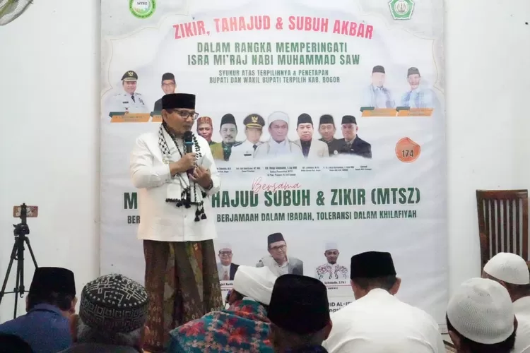 Pj Bupati Bogor Bachril Bakri saat tahajud dan Subuh keliling&nbsp;di Masjid Al Istianah Cileungsi, Kabupaten Bogor, Sabtu, 8 Februari 2025. (Diskominfo)