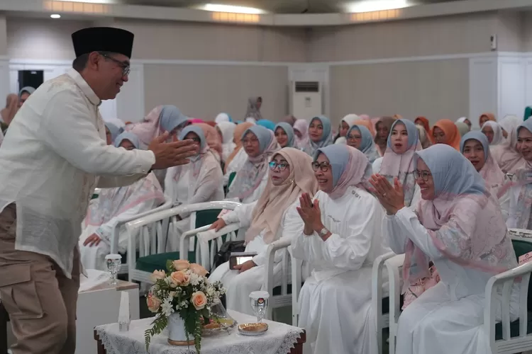 Sekda Kabupaten Bogor Ajat Rochmat Jatnika saat menghadiri Isra Mikraj DWP di Gedung Serbaguna I Setda Kabupaten Bogor, Jumat, 9 Februari 2025. (Diskominfo)