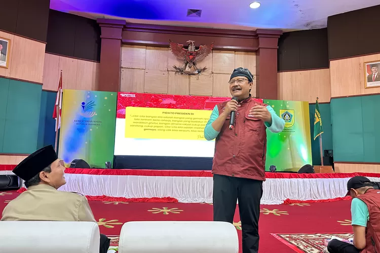 Pj Bupati Bogor Bachril Bakri mendampingi Mensos Saifullah Yusuf berdialog dengan pilar-pilar sosial di Gedung Tegar Beriman, Cibinong, Kabupaten Bogor, Sabtu, 8 Februari 2025. (Diskominfo)