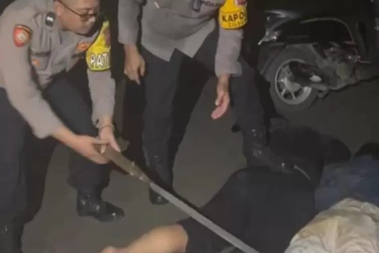 Polsek Cileungsi mengamankan sejumlah remaja berikut senjata tajam yang akan digunakan tawuran. (Polsek Cileungsi)