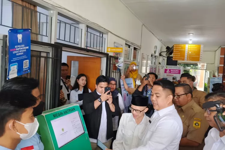 Wamen P2MI Zulfikar A Tawalla meluncurkan program  cek kesehatan gratis (CKG) hari ulang tahun di Puskesmas Leuwiliang, Kecamatan Leuwiliang, Kabupaten Bogor, Senin, 10 Februari 2025. (Ade)