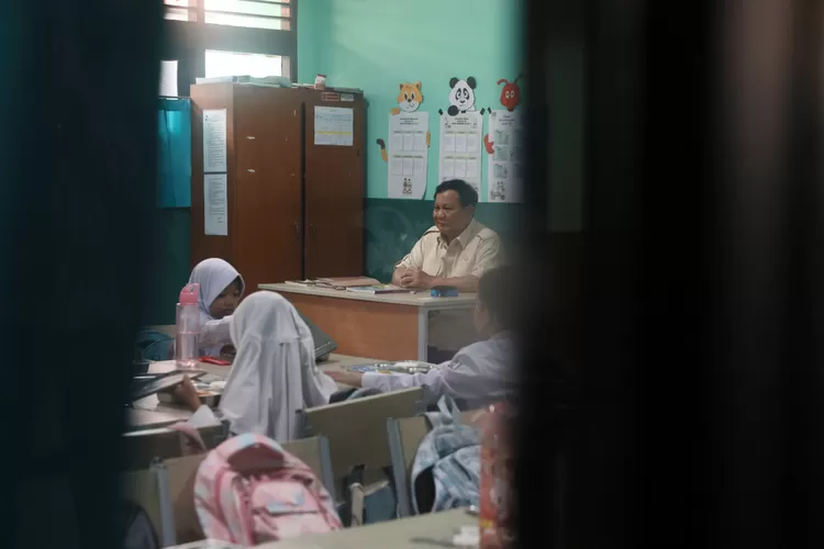 Presiden Prabowo saat sidak penyluran makan bergizi gratis di SDN Kedung Jaya Kota Bogor, Senin, 10 Februari 2025. (Tim Media Kepresidenan)