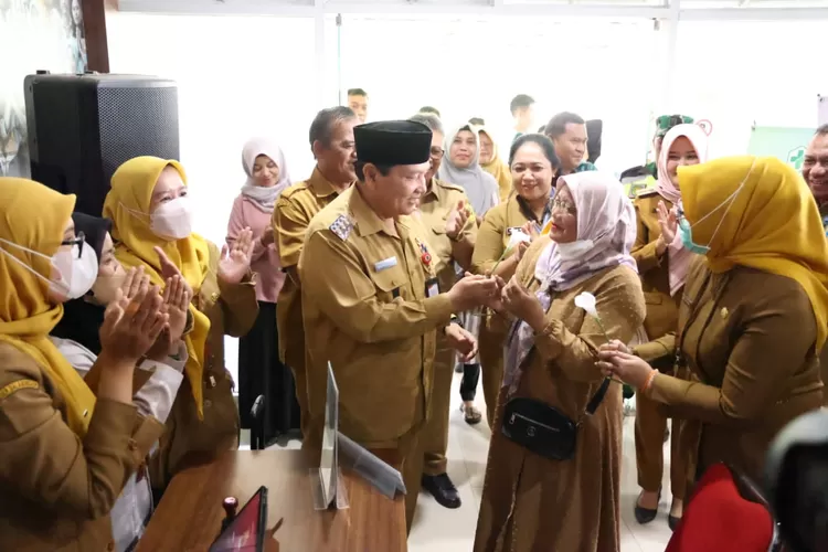 Pj Bupati Bogor Bachril Bakri saat meninjau program cek kesehatan gratis di Puskesmas Cimandala, Kecamatan Sukaraja, Senin, 10 Februari 2025. (Diskominfo)