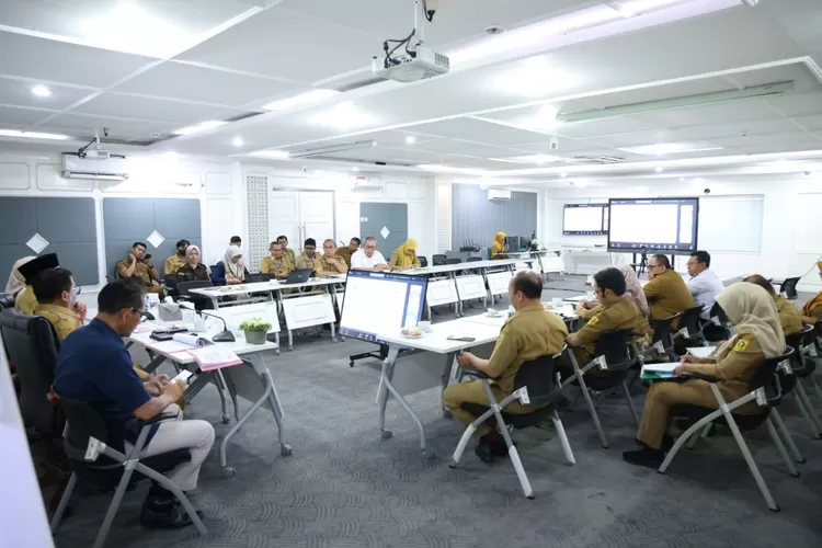 Pemkab Bogor saat menggelar rapat pengendalian inflasi di Ruang Rapat I Setda, Senin, 10 Februari 2025. (Diskominfo)
