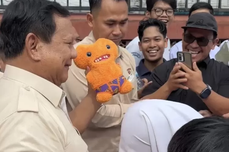 Presiden Prabowo Subianto saat menerima boneka pemberian siswi SMP saat sidang Makan Bergizi Gratis di Kota Bogor. (Tim Media Kepresidenan)
