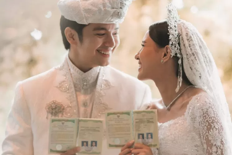 Pasangan selebriti tanah air, Angga Yunanda dan Shenina Cinnamon resmi menikah. (Instagram/@angga)