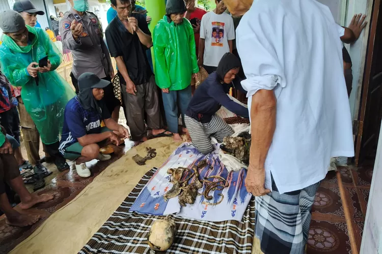 Warga Kecamatan Pabuaran Kabupaten Sukabumi digegerkan dengan penemuan kerangka manusia yang ternyata korban longsor Desember 2024 lalu (ist)