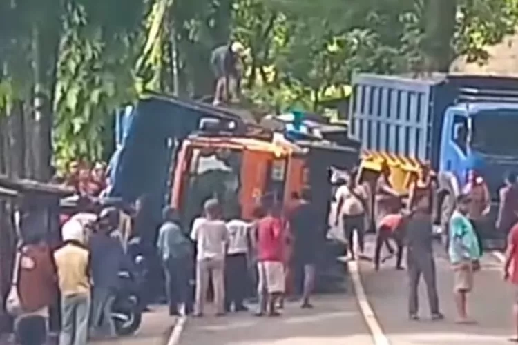 Dalam kecelakaan maut di Bantargadung, Kabupaten Sukabumi, sebuah truk muatan batu menimpa minibus sebabkan empat orang tewas (ist)