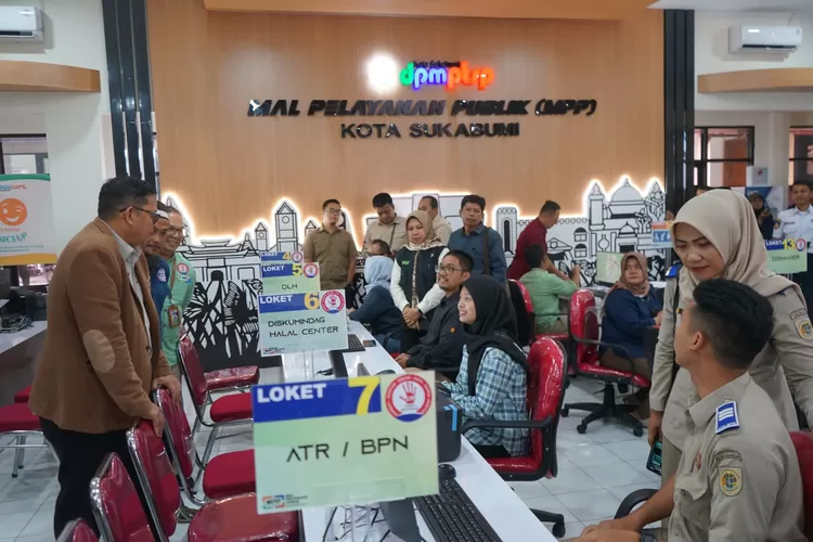 Pj Wali Kota Sukabumi Kusmana Hartadji memberikan apresiasi saat meninjau MPP Kota Sukabumi di kantor DPMPTSP (ist)