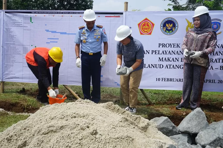 Peletakan batu pertama pembangunan SPPG di Kelurahan Atang Sendjaja, Kecamatan Kemang, Kabupaten Bogor, Selasa, 11 Februari 2025. (Arifin/Metropolitan)