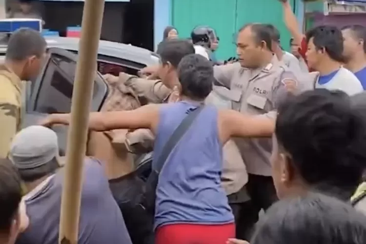 Warga mengamankan pria diduga pelaku curanmor di Kelurahan Pabuaran, Kecamatan Cibinong, Kabupaten Bogor. (Tangkapan layar)