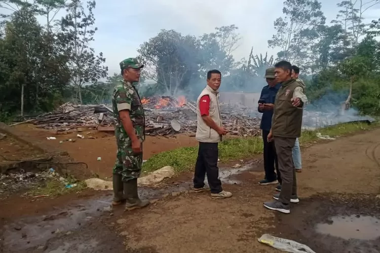 Gara-gara lupa mematikan api di tungku, rumah warga Purabaya Sukabumi terbakar hebat sehingga bangunannya pun rata dengan tanah (ist)