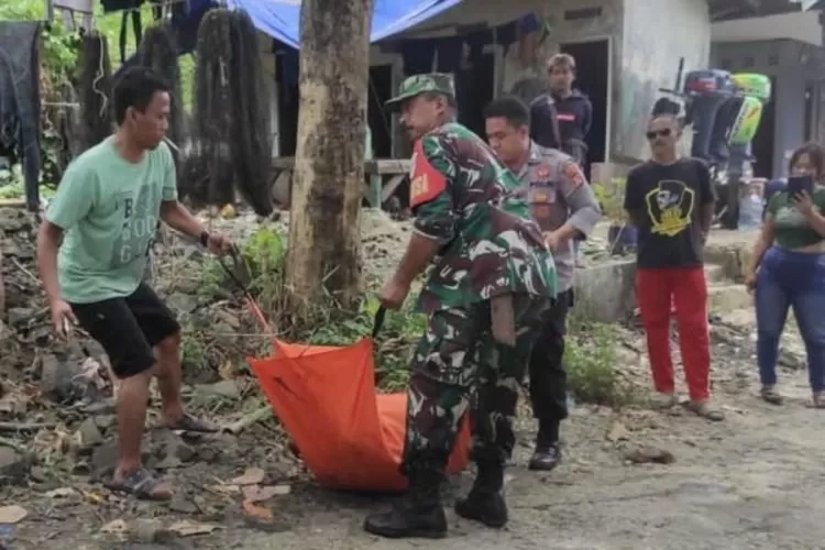 Warga digegerkan dengan pria paruh baya pakai kaos loreng TNI ditemukan mengambang di perairan Pantai Minajaya Sukabumi (ist)