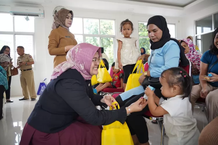 Untuk membantu menekan angka stunting di Kota Bogor, Anggota DPRD Kota Bogor Desy Yanthi Utami menyalurkan PMT di 3 kelurahan (Rifal)