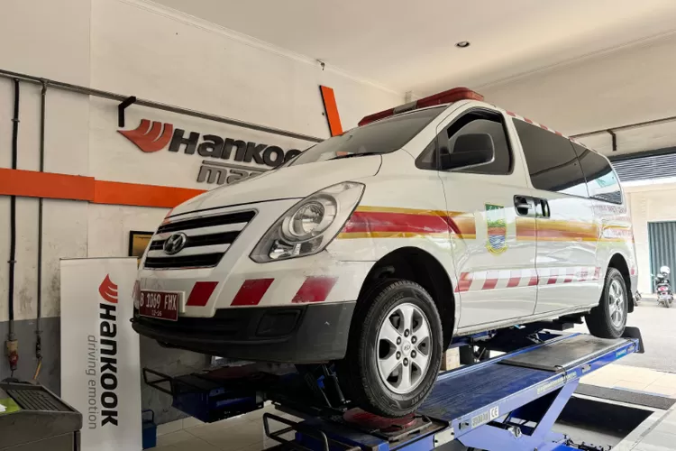 Demi mendukung operasional kendaraan layanan publik di Kabupaten Bekasi, perusahaan ban asal Korea Selatan, Hankook Tire salurkan donasi ban (ist)