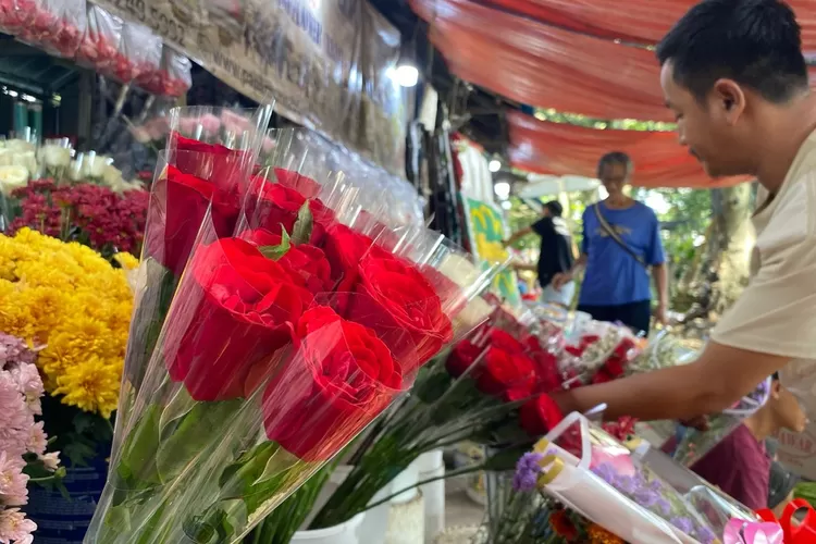 Penjual bunga di Kota Bogor mengaku kebanjiran order jelang hari Valentine.  (Fadli Metropolitan)