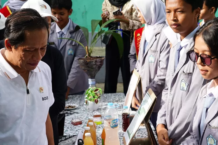 Saat menyambangi SMAN 1 Sukaraja Kabupaten Bogor, Menteri Lingkungan Hidup Hanif Faisol dorong generasi muda melek pengelolaan sampah (ist)