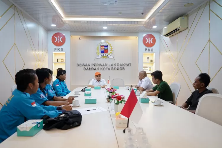 Para pengemudi ambulans di Kota Bogor mengeluhkan kurangnya fasilitas dan insentif kepada Ketua DPRD Kota Bogor Adityawarman Adil (DPRD Kota Bogor)