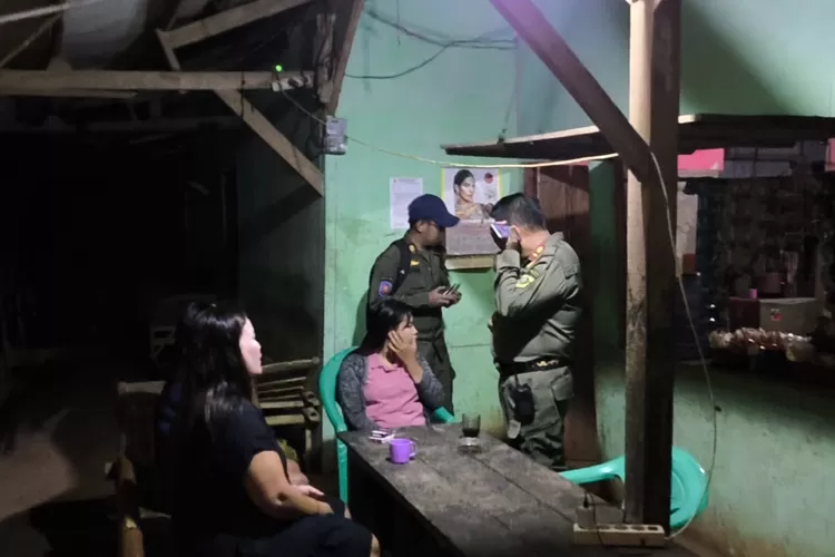 Satpol PP Kabupaten Bogor menggerebek warung pangku di Desa Suka Damai, Kecamatan Sukamakmur, Kabupaten Bogor, Rabu, 12 Februari 2025 malam. (Panca)