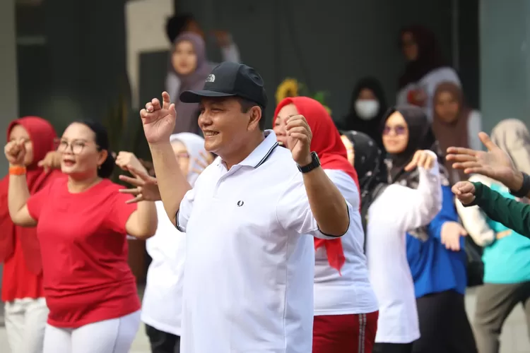 Pj Bupati Bogor Bachril Bakri saat&nbsp;senam&nbsp;jantung&nbsp;sehat bersama ASN di halam&nbsp;Kantor DPMD Kabupaten Bogor, Jumat, 14 Februari 2025. (Diskominfo)