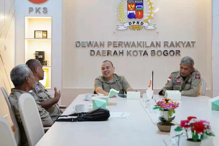 Bertemu Tagana, Ketua DPRD Kota Bogor Adityawarman Adil mendengar keluhan kebutuhan ambulans untuk penanggulangan bencana (DPRD Kota Bogor)