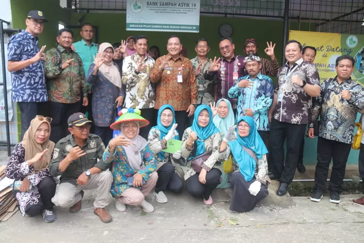 Pemkot Payakumbuh didampingi jajaran Pemkab Bogor saat mengunjungi KRL KRIBO di Desa Bojonggede, Kecamatan Bojonggede, Kabupaten Bogor, Kamis, 13 Februari 2025. (Diskominfo)