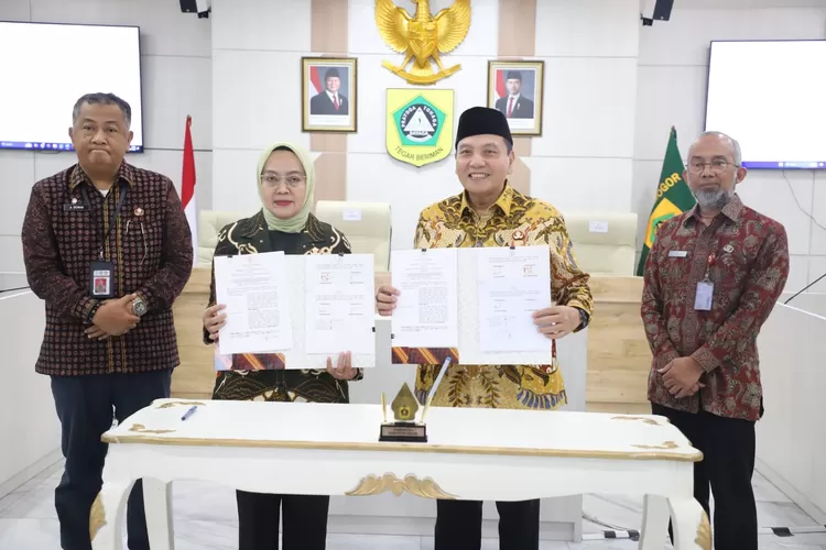 Penandatangan kerjasama antara Pemkab Bogor dan Pemkot Jambi di Ruang Rapat Bupati Bogor, Jumat, 14 Februari 2025. (Diskominfo)
