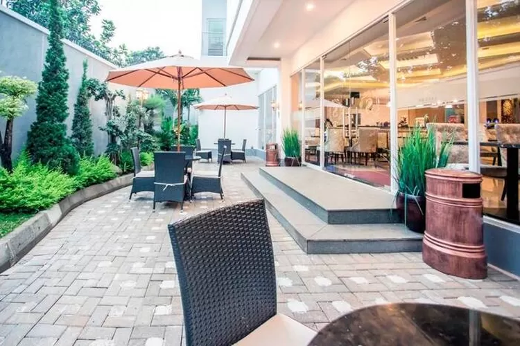 Salah satu daftar tempat makan mewah dan romantis di Depok untuk momen spesial bersama pasangan yaitu Lotus Garden Restaurant. (traveloka.com)