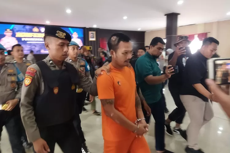 Bendi Wijaya, sopir truk pengangkut galon Aqua pada kecelakaan maut di Gerbang Tol Ciawi Bogor ditetapkan menjadi tersangka dan menjalani penahanan di Polresta Bogor Kota. (Fahriza)