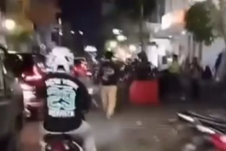 Dua geng motor terlibat bentrok dengan sajam di tengah keramaian warga saat akhir pekan di Kota Sukabumi, bikin suasana mencekam (ist)