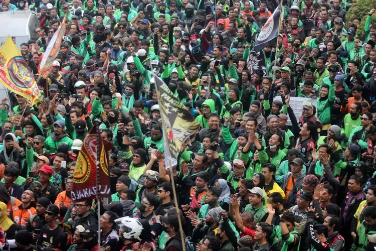 Pengemudi ojek online (ojol) saat menggelar demonstasi. (Dery Ridwansah/ JawaPos.com)