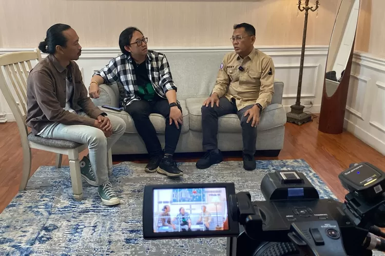 Pj Wali Kota Bogor Hery Antasari saat podcast bersama Metropolitan TV di Balai Kota Bogor, Jumat, 14 Februari 2025. (Metropolitan TV)