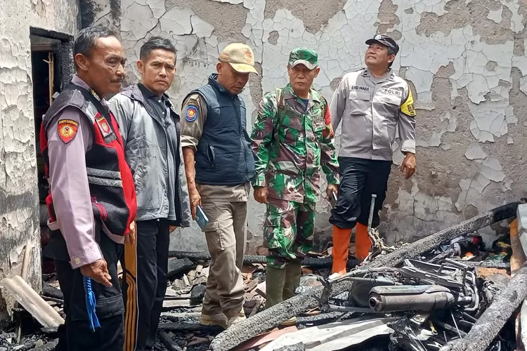 Ini penyebab Satu unit rumah warga di Pabuaran Kabupaten Sukabumi ludes terbakar. Beruntung tidak ada korban jiwa dalam kebakaran tersebut (ist)