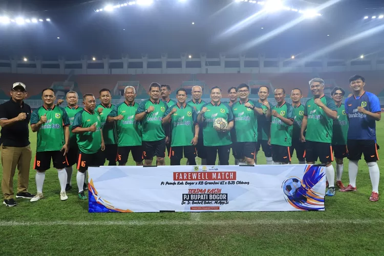 Farewell Match Kejutan bersama tim sepak bola alumni UI, tim BJB, dan tim Pemerintah Kabupaten Bogor di Stadion Pakansari, Cibinong, Selasa, 18 Februari 2025. (Diskominfo)