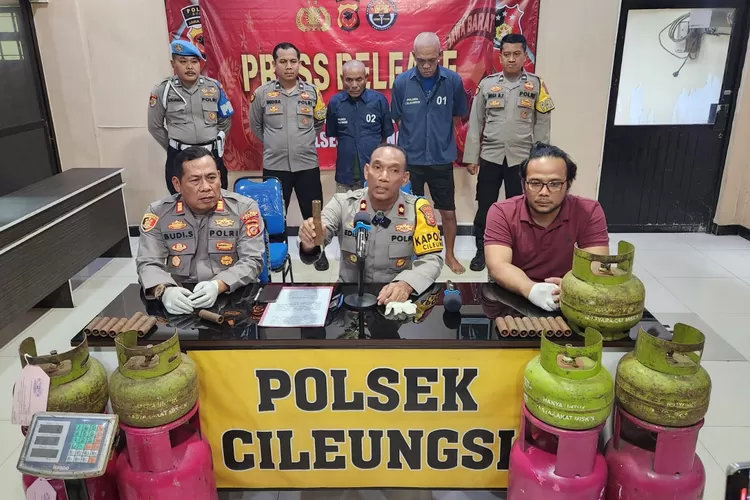Polsek Cileungsi saat konferensi pers pengungkapan kasus pengoplosan gas elpiji bersubsidi di Mapolsek Cileungsi, Kabupaten Bogor, Rabu, 19 Februari 2025. (Polsek Cileungsi)