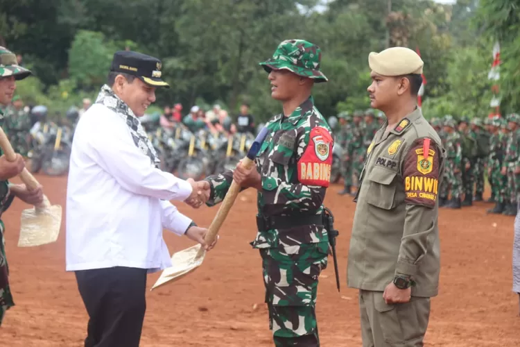 Pembukaan program TNI Manunggal Membangun Desa (TMMD) ke-123 di Desa Karacak, Kecamatan Leuwiliang, Kabupaten Bogor, Rabu, 19 Februari 2025. (Diskominfo)