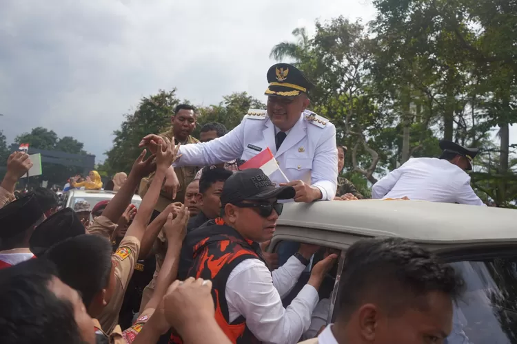 Bupati Bogor Rudy Susmanto disambut ribuan warga di Jalan Tegar Beriman, Cibinong, Kabupaten Bogor usai mengikuti pelantikan di Istana Negara, Kamis, 20 Februari 2025. (Arifin/Metropolitan)