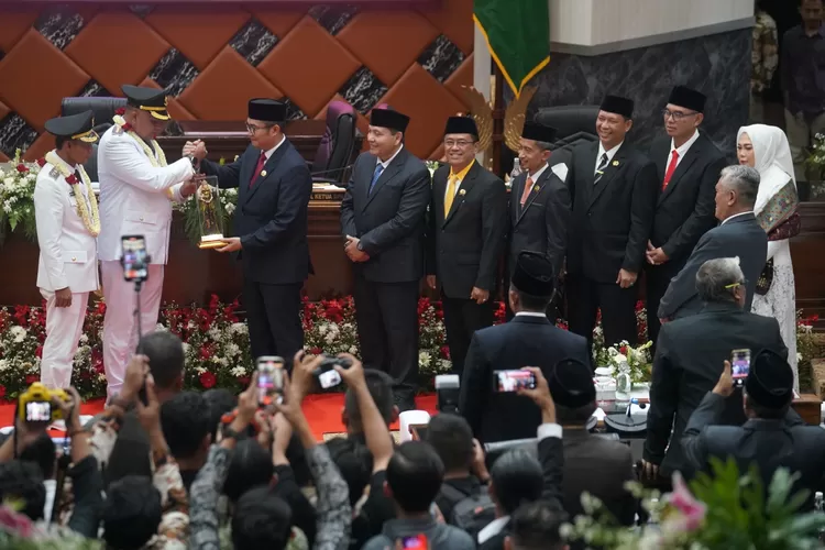 Ketua DPRD Kabupaten Bogor Sastra Winara dan jajaran menyampaikan selamat kepada Bupati dan Wakil Bupati Bogor Rudy Susmanto dan Ade Ruhandi saat Rapat Paripurna Istimewa dan Sertijab di DPRD Kabupaten Bogor, Kamis, 20 Februari 2025. (Arifin/Metropolitan)